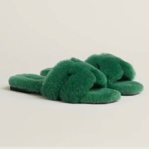HERMÈS ORAN SANDALS IN GREEN FUR